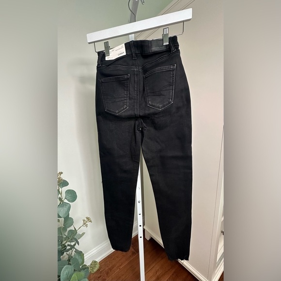 American Eagle Curvy Hi-Rise Next Level Stretch Distressed Black Jegging - Picture 3 of 16